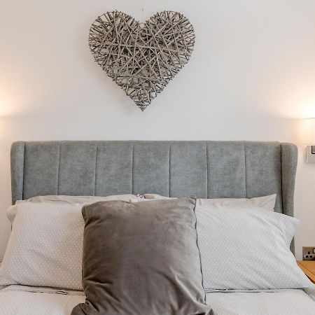 Pass The Keys 1 Bed Albury Contemporary Apartment With Secure Parking Шрусбери Экстерьер фото